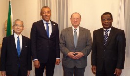 (右から)ジョゼフ・ジロ・エファンゴン＝オバゲ駐日ガボン大使、松澤理事長、パトリック・エヨゴ・エザング水・エネルギー大臣、湯下専務理事
